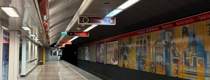 Métro Széll Kálmán tér (M2) is one of M2-es metró.