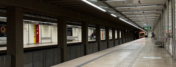 Forgách utca (M3) is one of Budapesti metrómegállók.