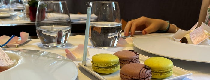 Le 114 Faubourg is one of Paris favorites.
