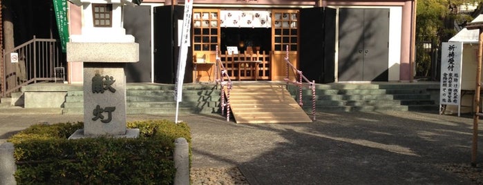 池袋氷川神社 is one of Tempat yang Disukai Horimitsu.