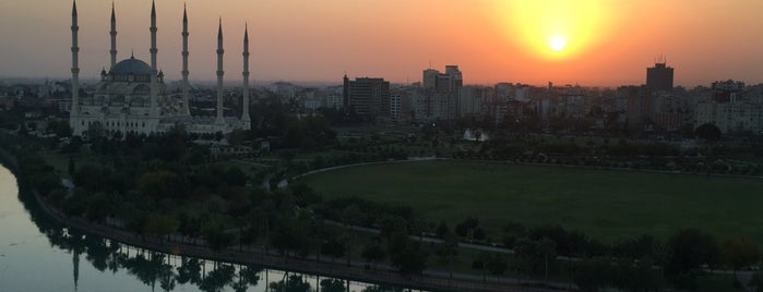 Sheraton Club Lounge is one of Gabriel'in Beğendiği Mekanlar.