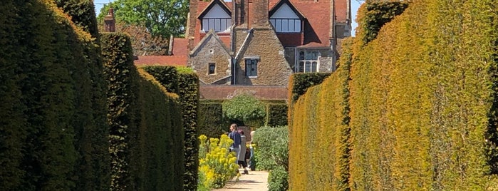 Loseley Park is one of Carolinaさんのお気に入りスポット.