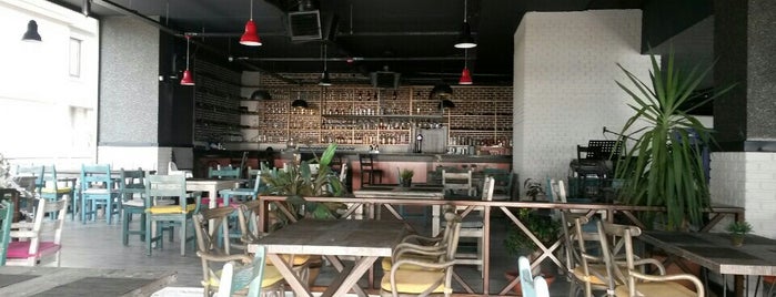 Perinas Cafe is one of สถานที่ที่ Yıldız ถูกใจ.