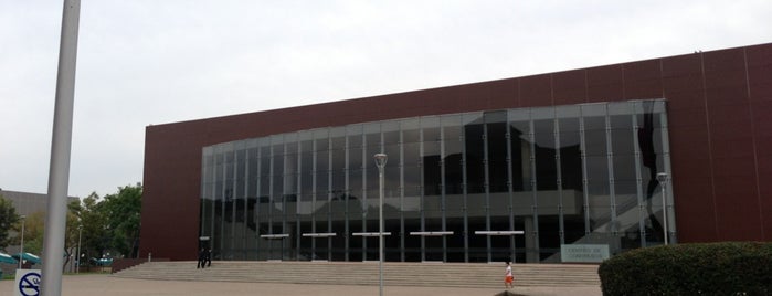Centro de Congresos is one of Lieux qui ont plu à Gilberto.
