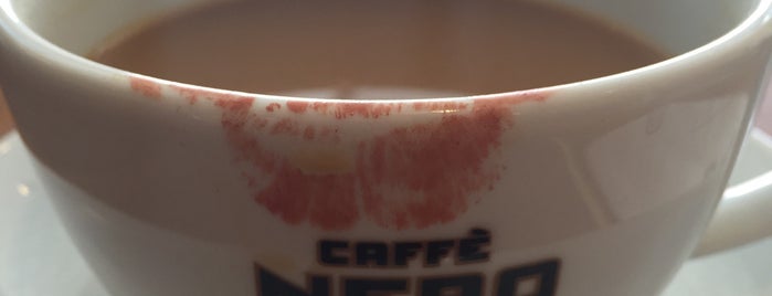 Caffè Nero is one of Tempat yang Disukai MüM 💎.