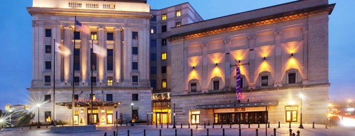 Veteran's Memorial Auditorium is one of Rebecca'nın Beğendiği Mekanlar.