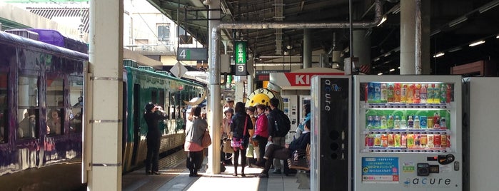 Platforms 2-3-4 is one of 遠くの駅.