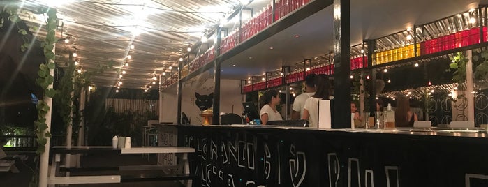 Luigi's Bar + Pizza is one of Tempat yang Disukai Fanina.