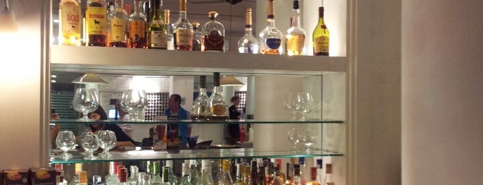 Marina Suites Bar is one of Lugares favoritos de Marshmallow.