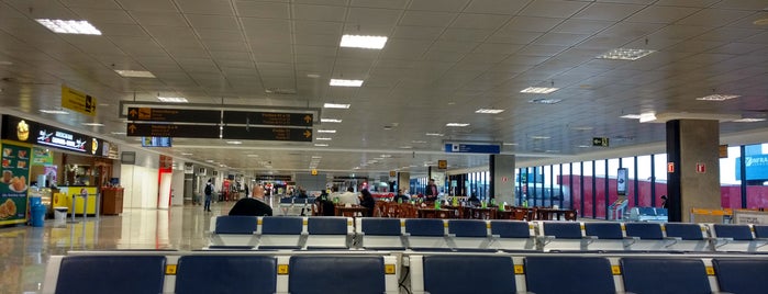 Aeroporto Internacional de Curitiba / Afonso Pena (CWB) is one of Lugares favoritos de Luiz.