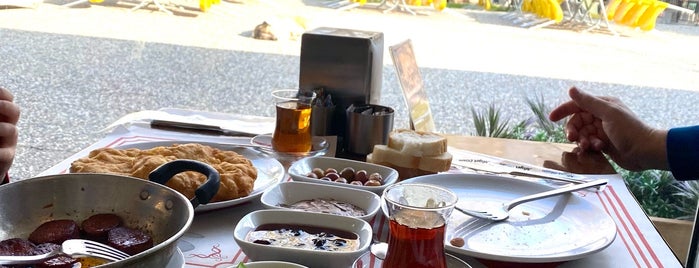Dere Cafe & Restaurant is one of BAHÇELİ İZMİR MEKANLAR.