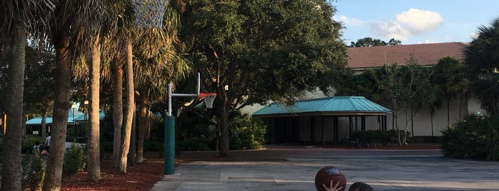 Sugar Sand basketball courts is one of Locais curtidos por Kamila.
