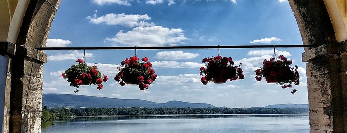 Tatai Vár is one of Hungary. Places.