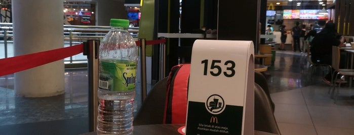 McDonald's & McCafé is one of Tempat yang Disukai Jeremy.