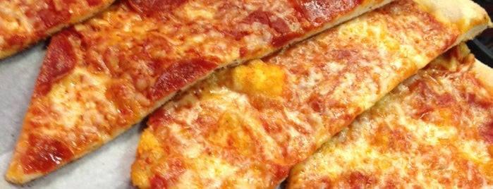 Halftime Pizza is one of Zoe : понравившиеся места.