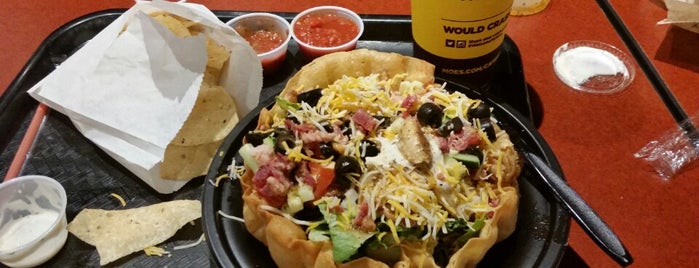 Moe's Southwest Grill is one of Lugares favoritos de Richard.