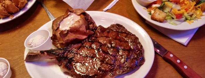 Texas Roadhouse is one of Richardさんのお気に入りスポット.