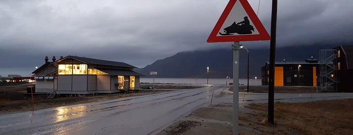 Longyearbyen is one of Lugares favoritos de Finn.