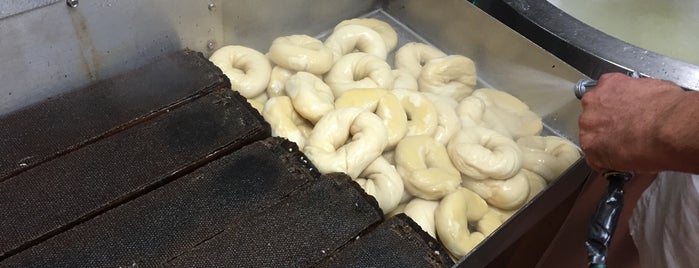 H & L Bagels is one of Kenさんのお気に入りスポット.