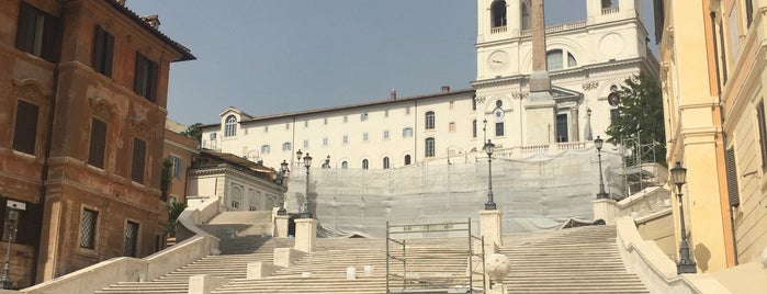 Scalinata di Trinità dei Monti is one of Tempat yang Disukai 👫iki DeLi👫.