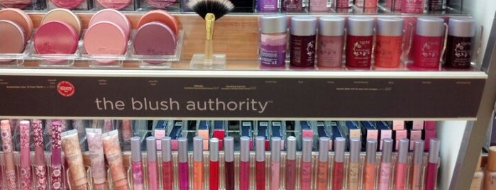 Ulta Beauty is one of Orte, die Bev gefallen.