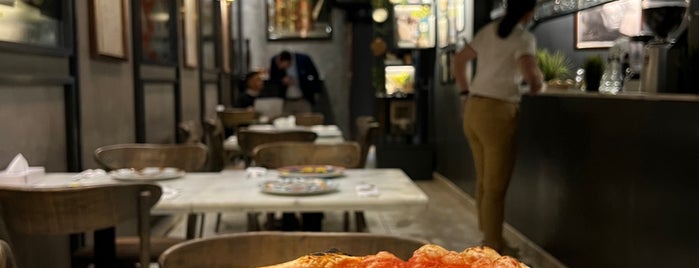 L’Antica Pizzeria da Michele is one of 🍕.