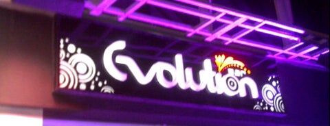 Evolution Bar is one of lugares que frecuento.