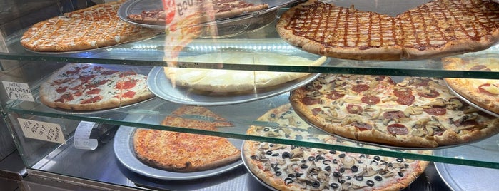 The Best $1 Dollar Pizza Slice is one of Tempat yang Disimpan Lizzie.
