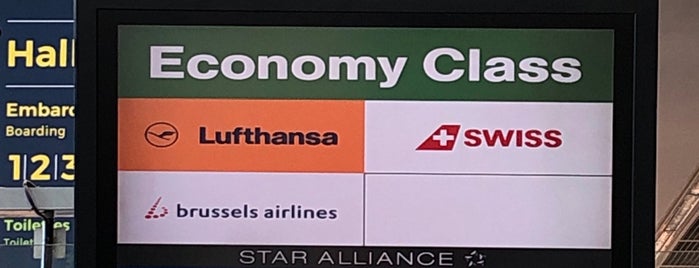 Lufthansa Check-in is one of Tempat yang Disukai Fanina.