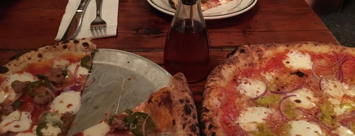 Roberta's Pizza is one of Edmundさんのお気に入りスポット.