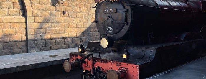 Hogwarts Express is one of สถานที่ที่ Tim ถูกใจ.