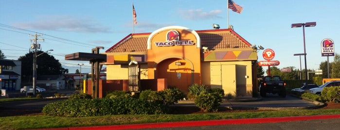 Taco Bell is one of Tempat yang Disukai Andrew.