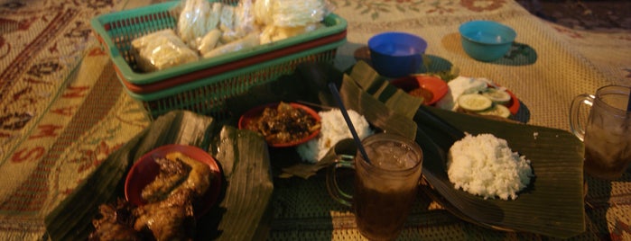 Oseng-Oseng Mercon Bu Narti is one of Kuliner.