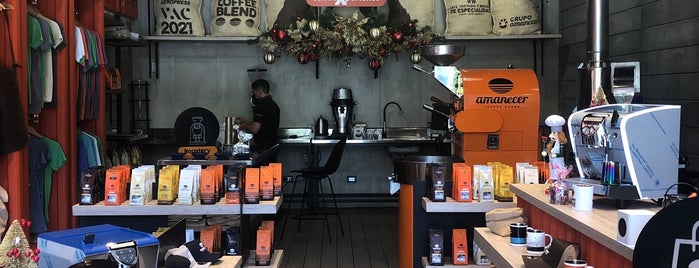 Amanecer Coffee Store is one of Locais curtidos por Frank.