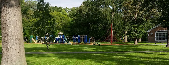 Lincolnwood Elementary is one of Tempat yang Disukai Brandon.