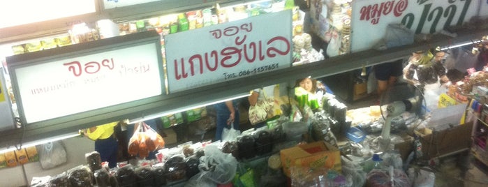 Waroros Market is one of Chiangmai.