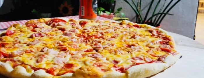 Cheese Chase Pizza is one of Tempat yang Disukai Gabo.