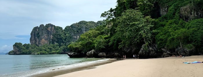 Railay Beach West is one of Krabi, Thailand 🇹🇭.