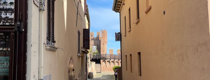 Gradara is one of Urbino e Gradara.