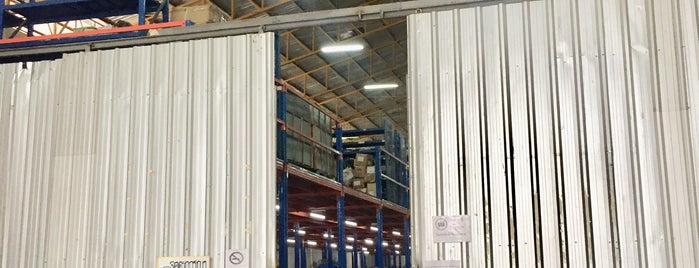 Vcanbuy Warehouse is one of Tempat yang Disukai Pupae.