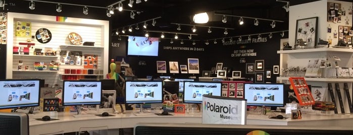 Polaroid Fotobar is one of LV.