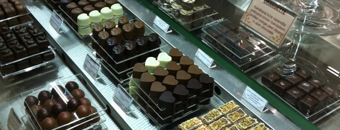 Adoré chocolat is one of Orte, die Milica gefallen.