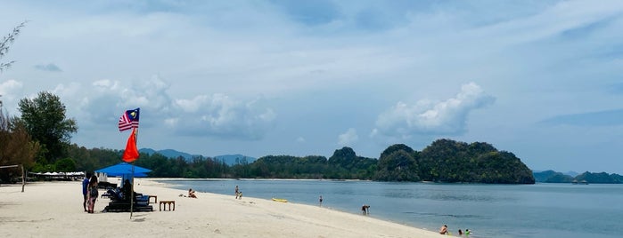 Pantai Tanjung Rhu is one of Malaysia (Langkawi).