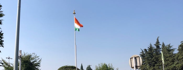 Srinagar International Airport (SXR) is one of Aéroports.