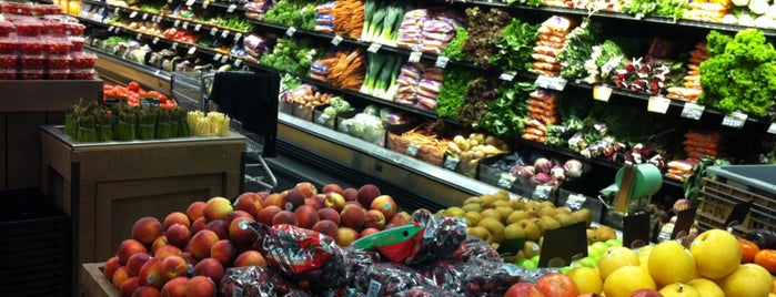 Whole Foods Market is one of Tempat yang Disukai Jacqueline.