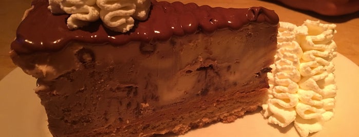 The Cheesecake Factory is one of Inesさんのお気に入りスポット.