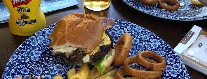 The Rochester Castle (Wetherspoon) is one of Stoke Newington.