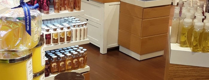 Bath & Body Works is one of Rickさんのお気に入りスポット.