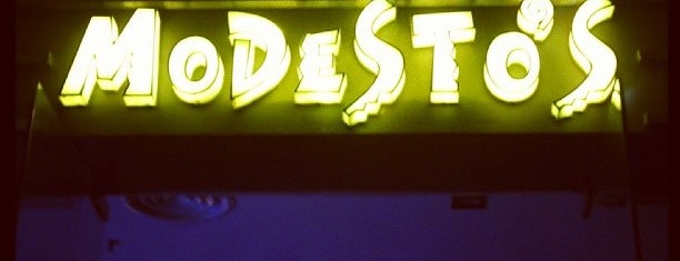 Modesto's is one of สถานที่ที่ Kit ถูกใจ.