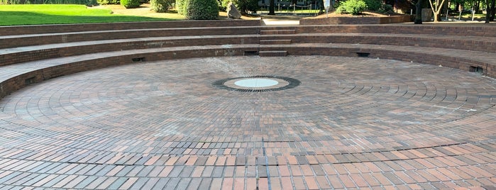 Terry Schrunk Federal Plaza is one of Aaron’s Liked Places.